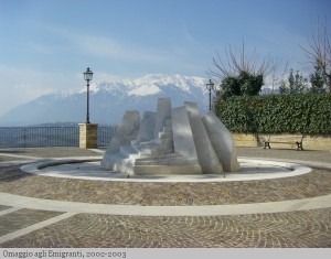 Omaggio agli emigranti, 2002-2003, marmo bardiglio di Carrara, alt. 200x500x300 Piazza Belvedere, Orsogna (CH)